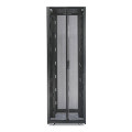 APC NetShelter SX 42U 750 mm de largeur x 1070 mm de profondeur Enveloppe avec côtés Noir - 907 kg. Emballage antichoc