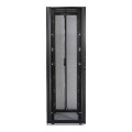 APC NetShelter SX 42U 750 mm de largeur x 1070 mm de profondeur Enveloppe avec côtés Noir - 907 kg. Emballage antichoc