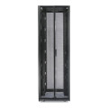 APC NetShelter SX 42U 750 mm de largeur x 1070 mm de profondeur Enveloppe avec côtés Noir - 907 kg. Emballage antichoc